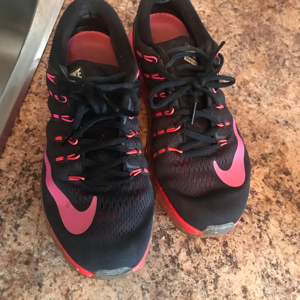Nike Women's Black and Pink Athletic Running Shoes